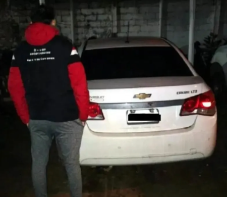 Una mujer fue estafada al entregar una motocicleta y dinero por automóvil sustraído